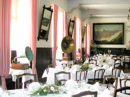 Der festlich dekorierte Speisesaal im Grand Hotel "Glacier du Rhone" 