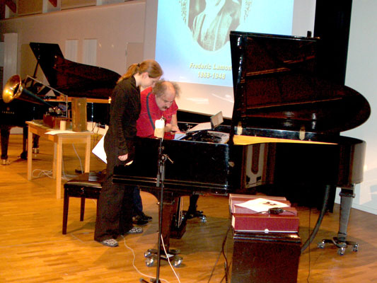 Beim Einspannen der Welte-Mignon Rolle 